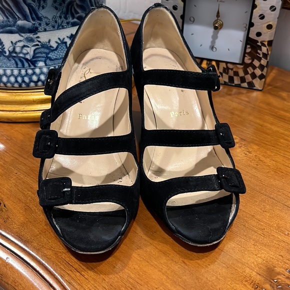 Red Bottoms, pretty. - Picture 2 of 4